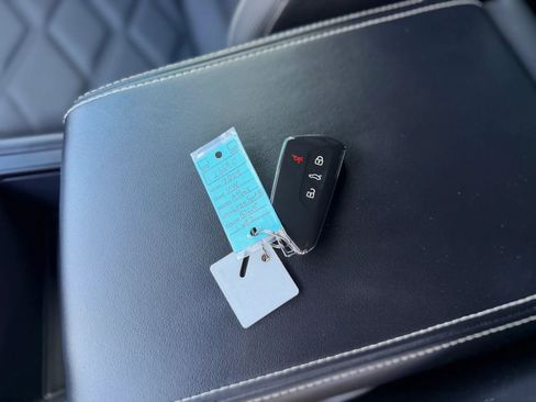 Used 2024 Volkswagen Atlas Cross Sport SE image 2