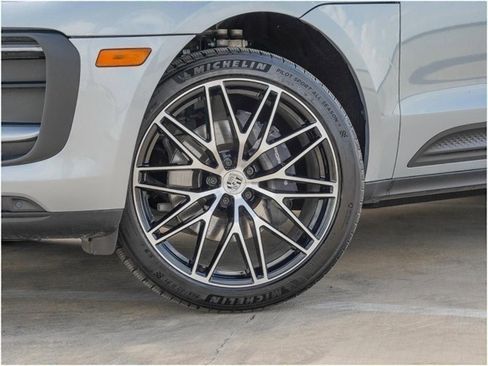Certified 2025 Porsche Macan image 13