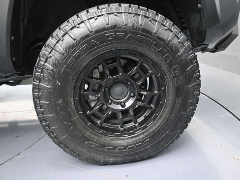 Used 2023 Toyota Tacoma TRD Off-Road w/ Technology Package AWD/4WD image 5