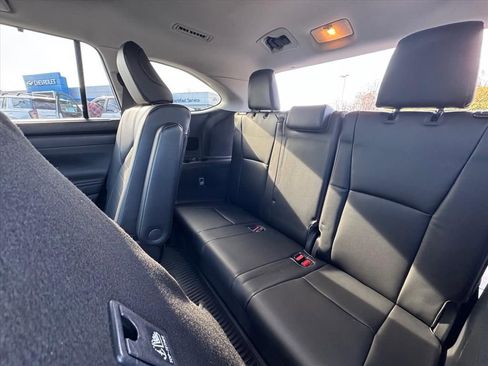 Used 2023 Toyota Highlander XLE image 12