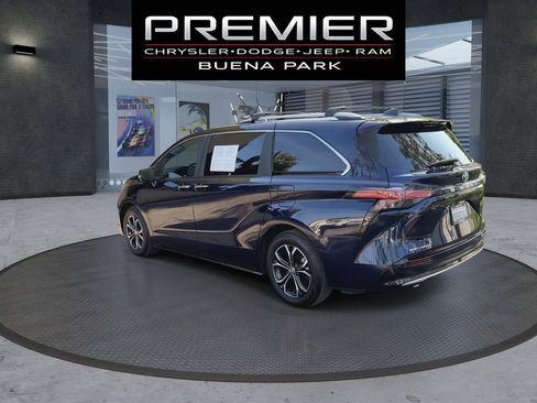 Used 2025 Toyota Sienna Platinum image 6