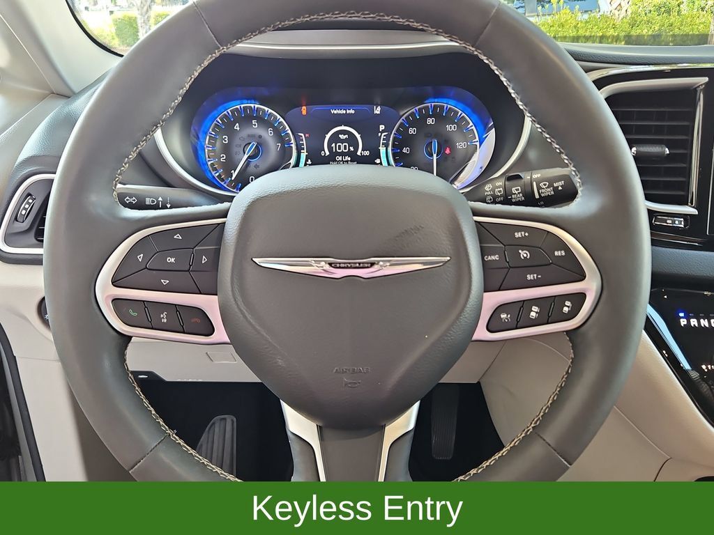 Used 2024 Chrysler Pacifica Touring-L FWD image 10