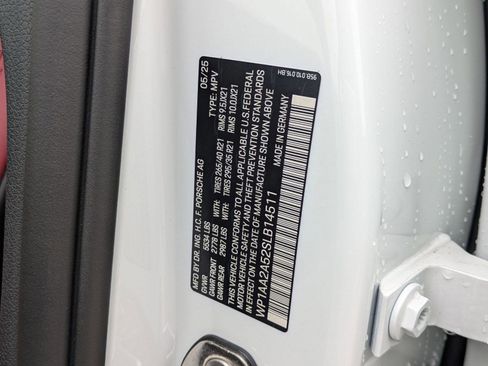 Certified 2025 Porsche Macan AWD/4WD image 29