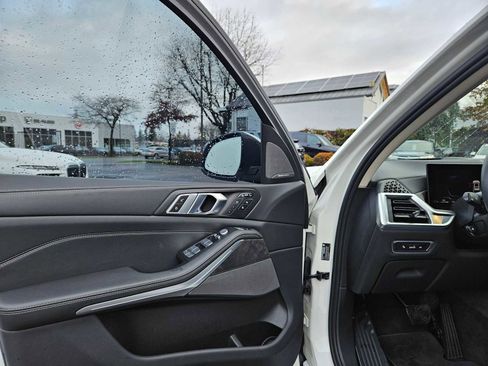 Used 2024 BMW X7 xDrive40i w/ Executive Package image 23