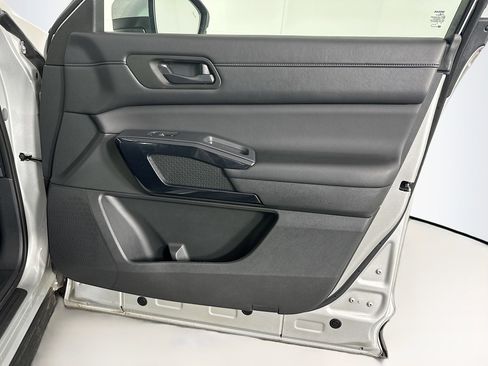 Used 2025 Nissan Pathfinder SV image 34