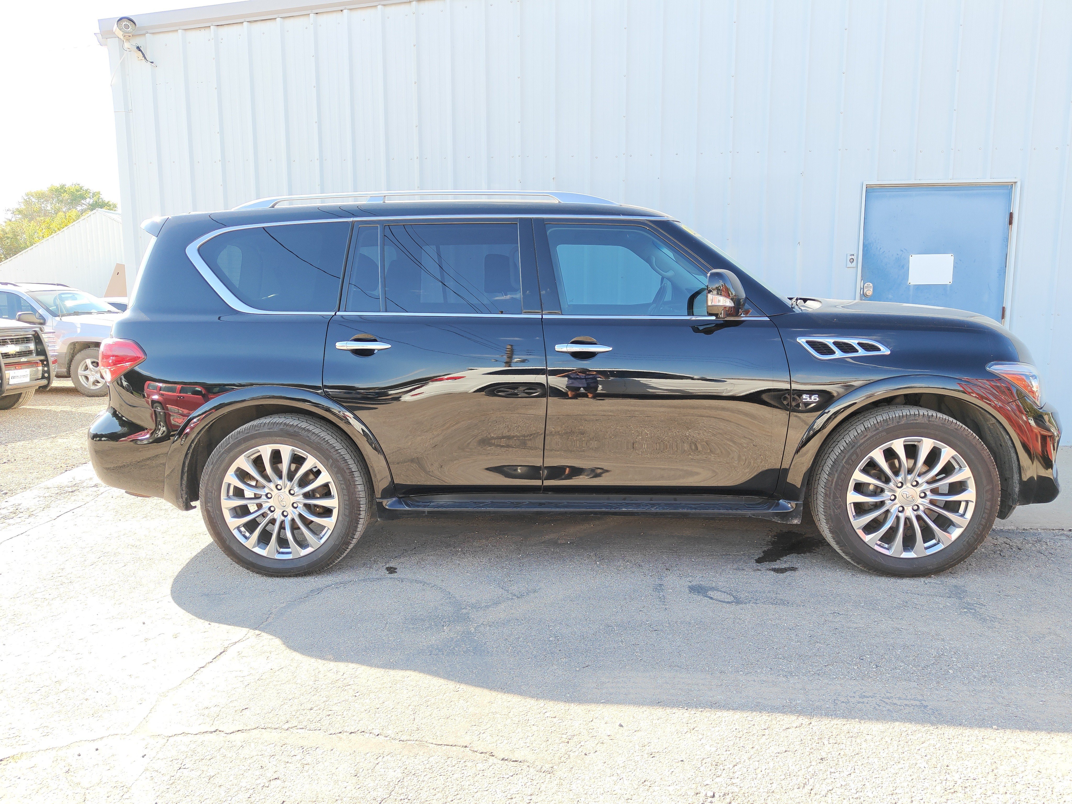 Used 2017 INFINITI QX80 4WD w/ Driver Assistance Package image 1