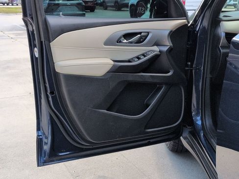 Used 2023 Chevrolet Traverse LS w/ Safety Package FWD image 7