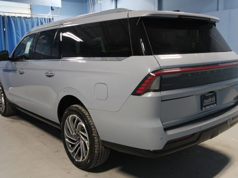 New 2026 Lincoln Navigator L Reserve AWD/4WD image 32