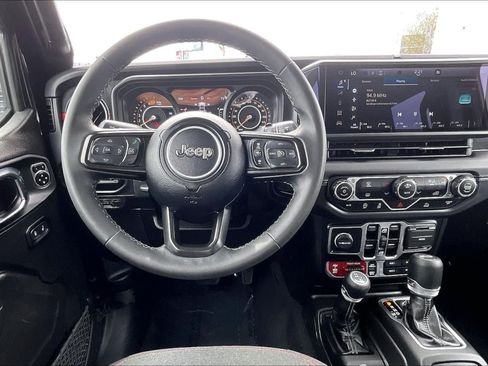 Used 2025 Jeep Wrangler Unlimited Rubicon AWD/4WD image 5