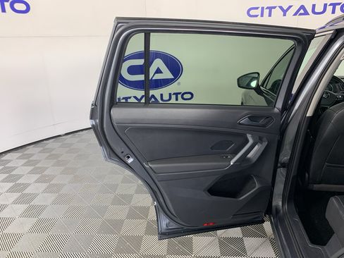 Used 2018 Volkswagen Tiguan SE w/ Panoramic Sunroof Package FWD image 29