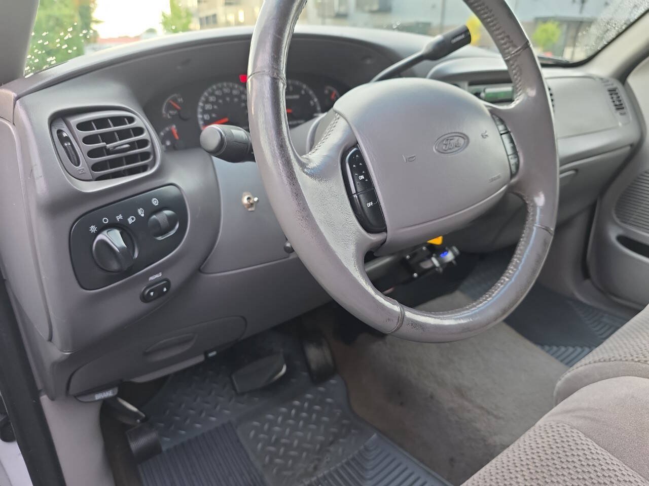 Used 2002 Ford F150 XLT AWD/4WD image 12
