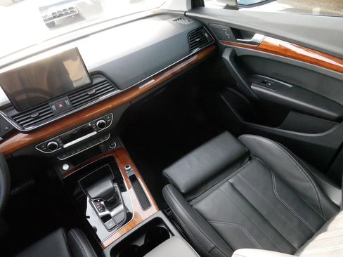 Used 2023 Audi Q5 e Premium w/ Convenience Package image 11