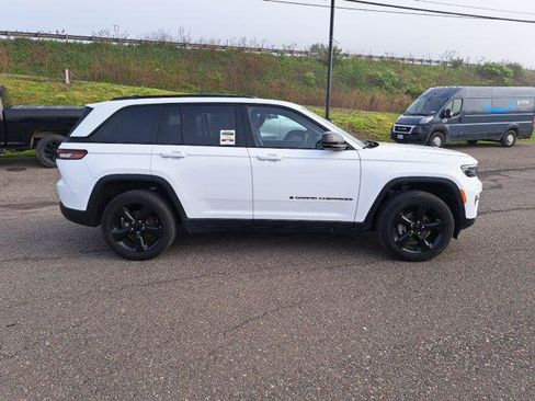 Certified 2023 Jeep Grand Cherokee Altitude AWD/4WD image 4