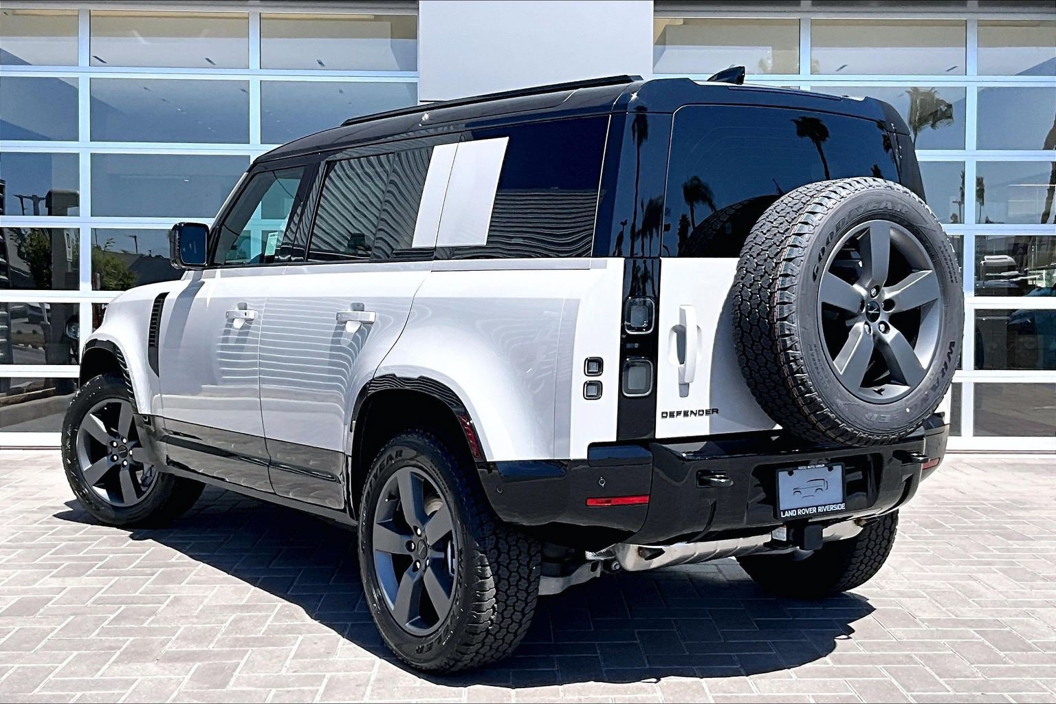 New 2026 Land Rover Defender 110 X-Dynamic SE AWD/4WD image 3
