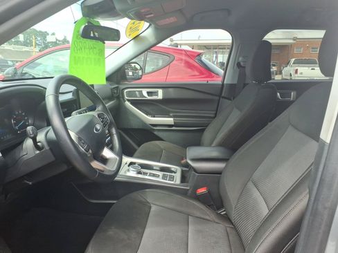 Used 2024 Ford Explorer XLT RWD image 7