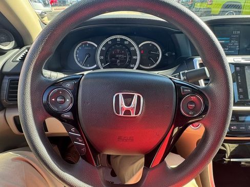 Used 2017 Honda Accord EX image 10