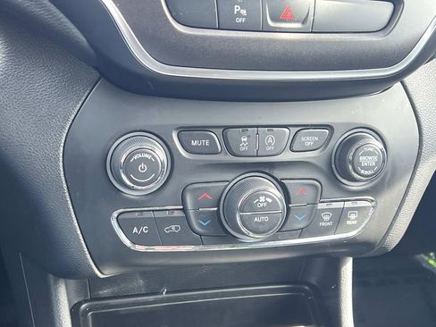 Used 2019 Jeep Cherokee Trailhawk w/ Cold Weather Group AWD/4WD image 20