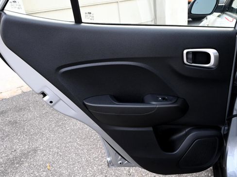 Used 2022 Hyundai Venue SEL image 17