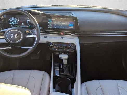 Certified 2025 Hyundai Elantra Limited image 18