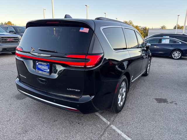 Used 2022 Chrysler Pacifica Limited FWD image 4