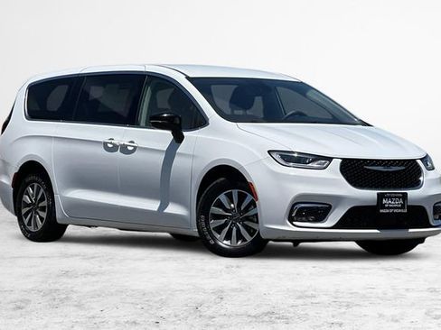 Used 2024 Chrysler Pacifica Limited FWD image 2