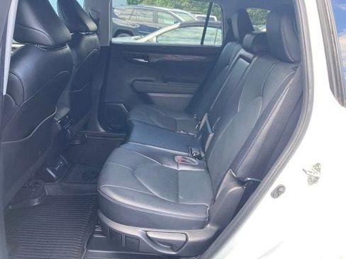 Used 2023 Toyota Highlander Limited AWD/4WD image 16