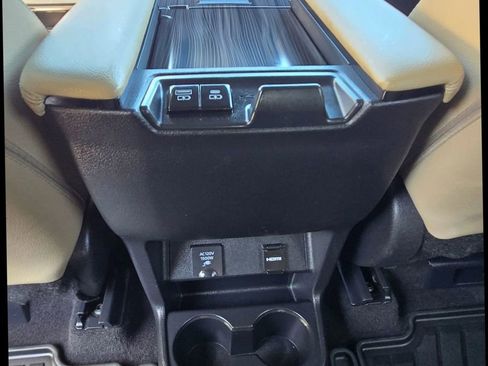 Used 2021 Toyota Sienna Limited image 17