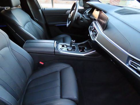 Used 2021 BMW X7 M50i image 12