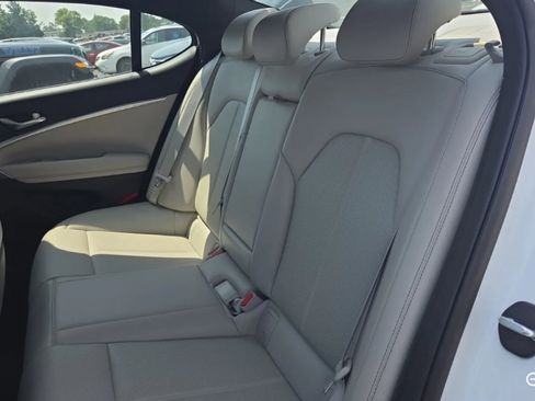 Used 2023 Genesis G70 2.0T AWD/4WD image 11