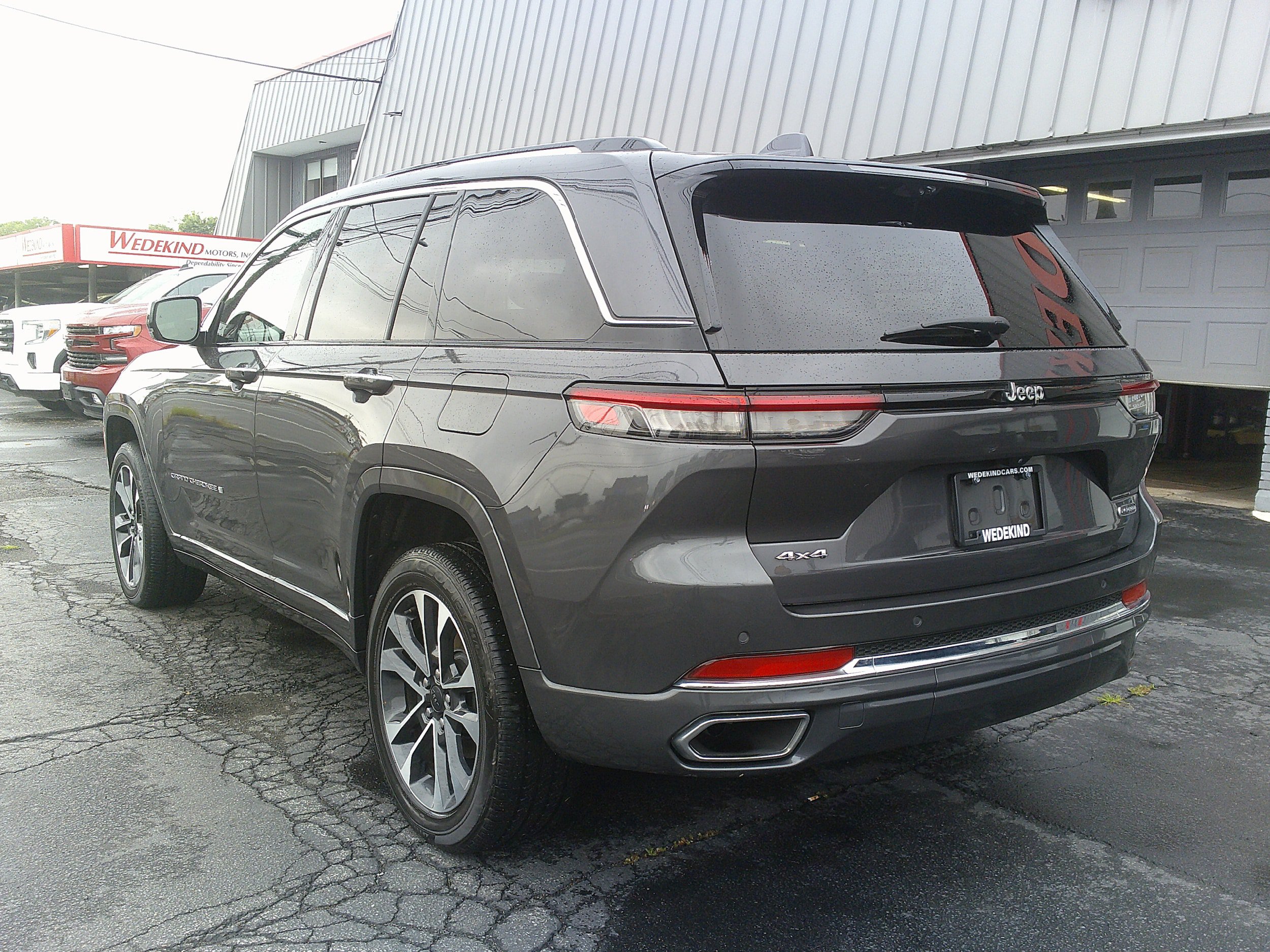 Used 2022 Jeep Grand Cherokee Overland w/ Luxury Tech Group IV AWD/4WD image 3