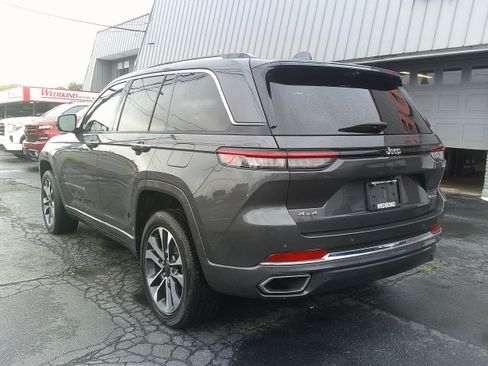 Used 2022 Jeep Grand Cherokee Overland w/ Luxury Tech Group IV AWD/4WD image 3