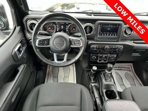 Used 2021 Jeep Gladiator Overland w/ Cold Weather Group AWD/4WD image 17
