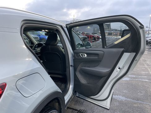 Used 2025 Volvo XC40 B5 Plus image 15