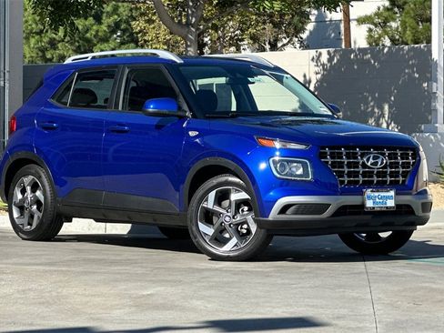Used 2022 Hyundai Venue SEL image 2