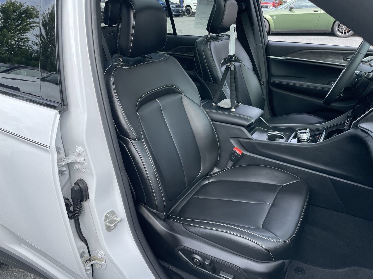 Used 2024 Jeep Grand Cherokee Limited w/ Black Appearance Package AWD/4WD image 41