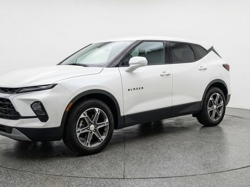 Used 2025 Chevrolet Blazer LT FWD image 3
