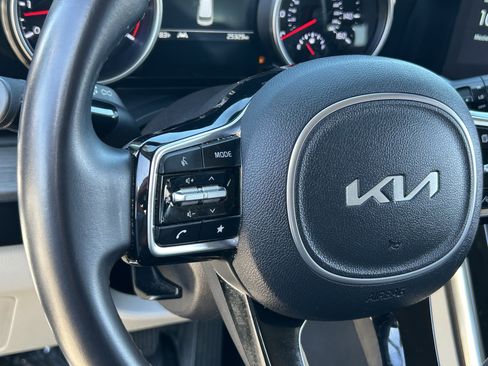 Used 2024 Kia Carnival EX FWD image 25
