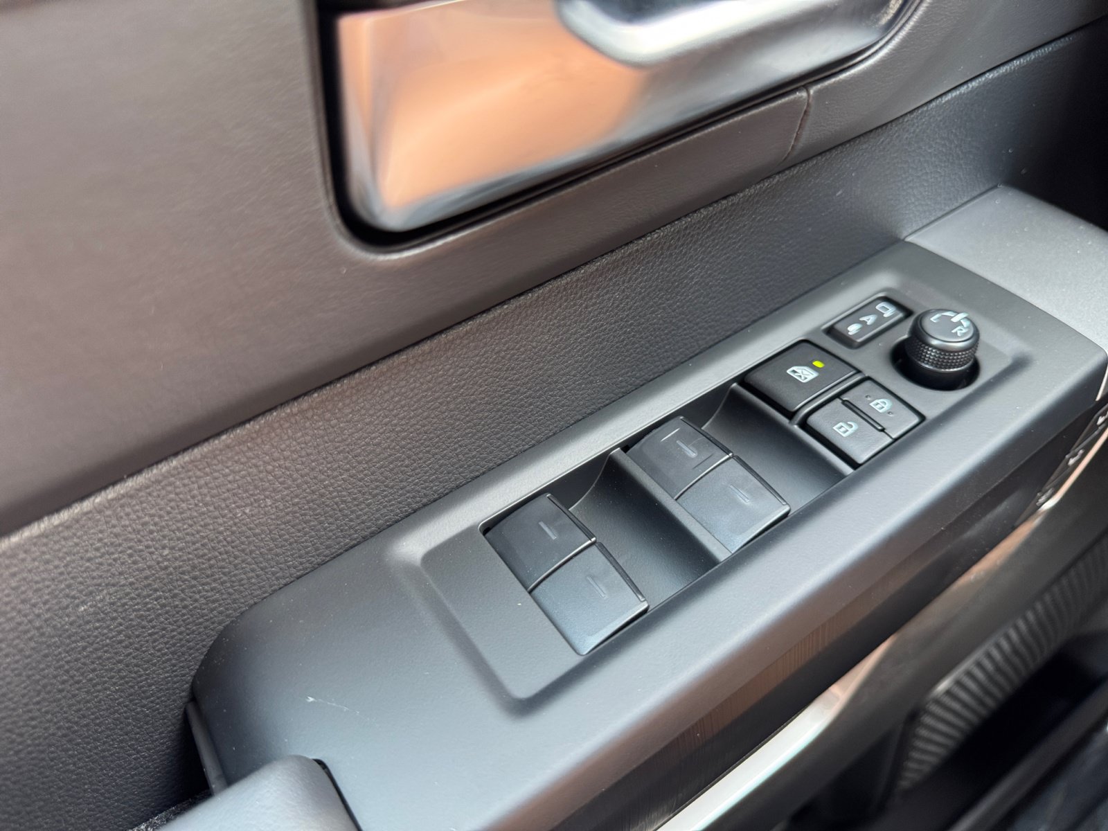 Used 2025 Toyota Sequoia Platinum AWD/4WD image 19