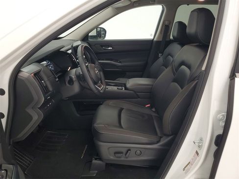 Used 2024 Nissan Pathfinder SL image 12