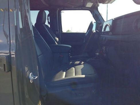 Used 2025 Jeep Wrangler Unlimited Rubicon image 3