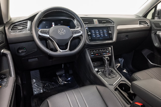 Used 2023 Volkswagen Tiguan SE FWD image 9