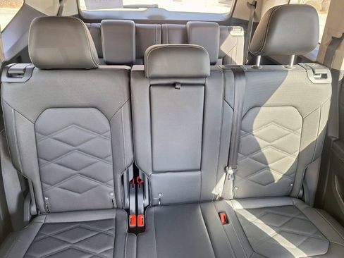 Used 2025 Volkswagen Atlas SE image 31