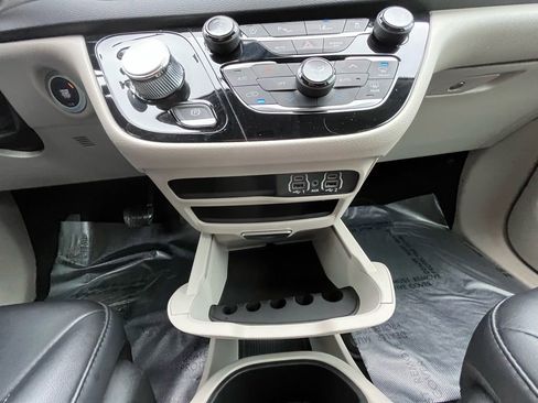 Used 2024 Chrysler Pacifica Touring-L FWD image 17