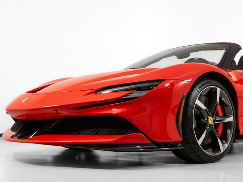 Used 2023 Ferrari SF90 Spider image 11