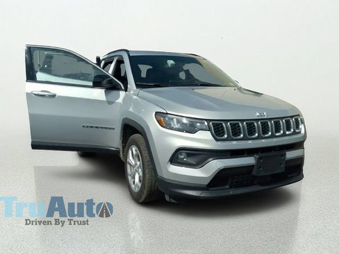 Used 2024 Jeep Compass Latitude AWD/4WD image 9
