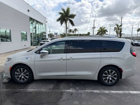 Used 2021 Chrysler Pacifica Pinnacle FWD image 2