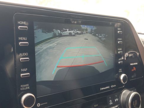 Used 2022 Toyota Highlander XLE AWD/4WD image 29