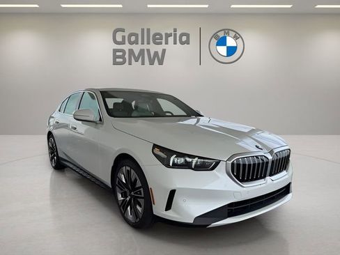 Used 2025 BMW 530i w/ Premium Package image 9