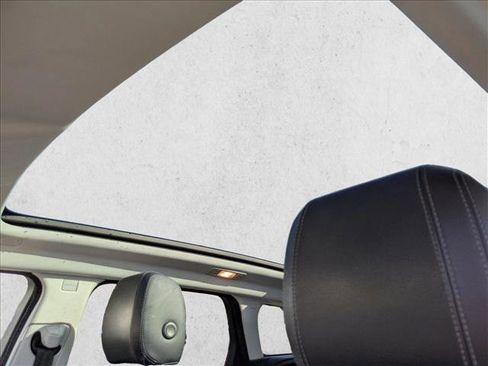 Used 2017 Land Rover Range Rover Evoque SE Premium image 16