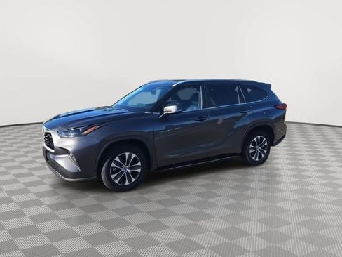 Used 2023 Toyota Highlander XLE image 4